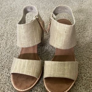 Women’s Toms natural shimmer sandals size 7